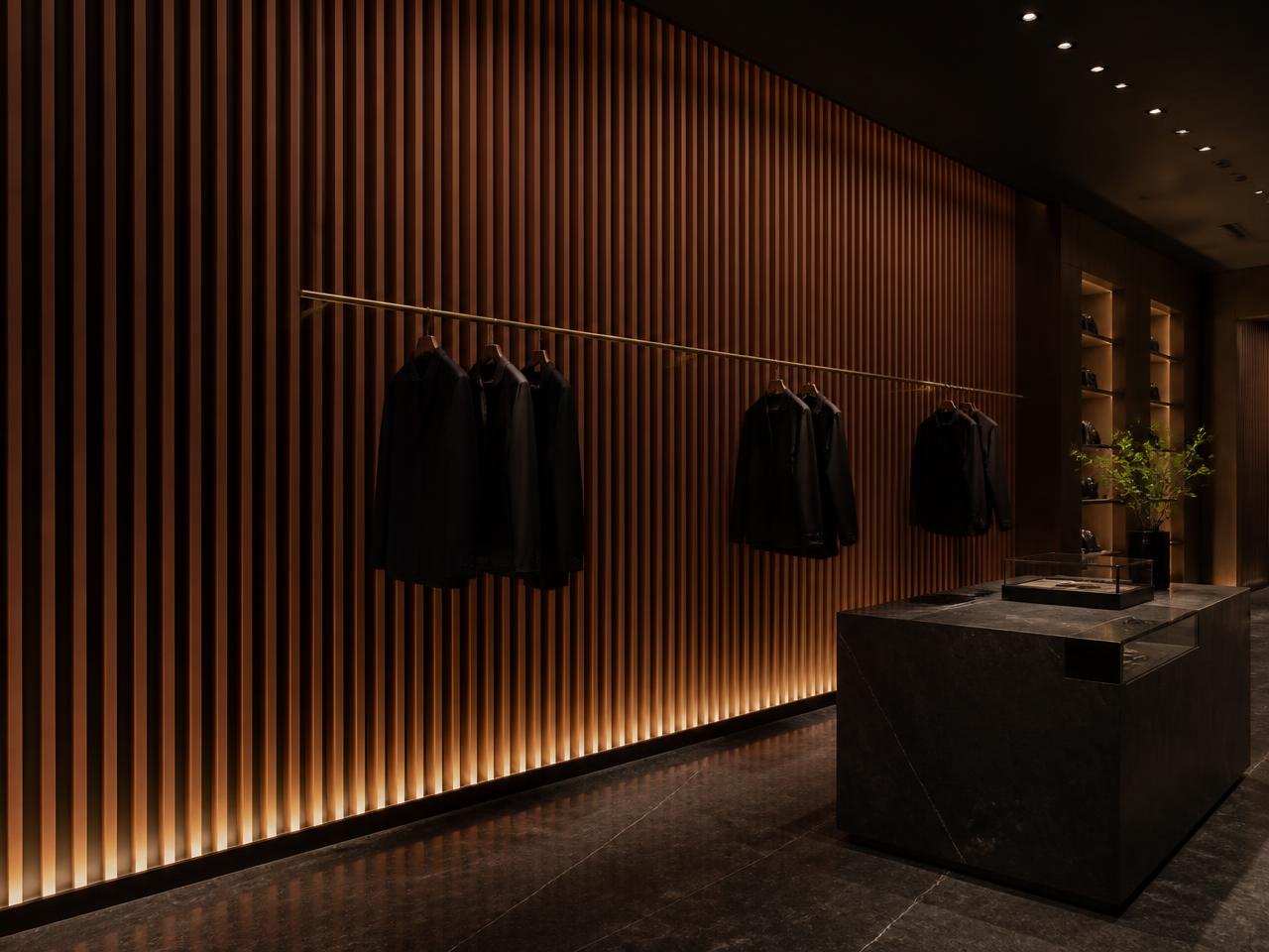 Winkel & kapsalon met akoestische lattenwand in Light Walnut